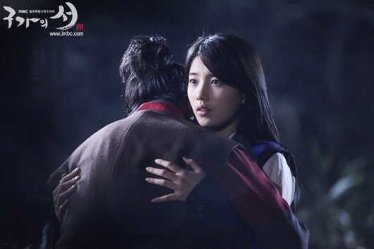 Lee Seung Gi loay hoay ôm Suzy suốt 8 giờ 4