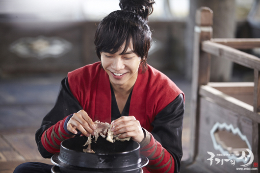 Đoàn phim kéo nhau đi ăn hàng vì... Lee Seung Gi 3