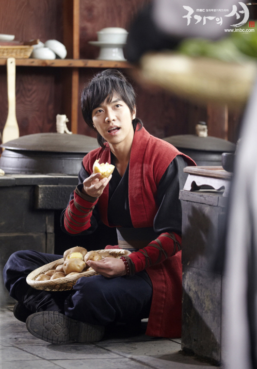 Đoàn phim kéo nhau đi ăn hàng vì... Lee Seung Gi 2