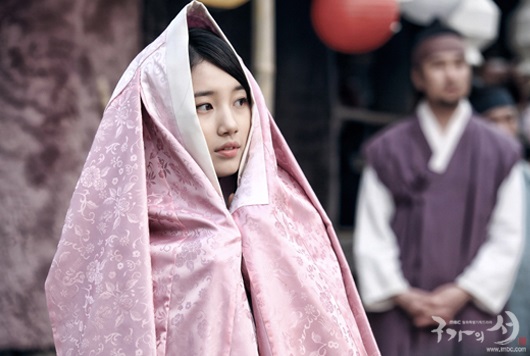 "Nữ hiệp" Suzy thẹn thùng diện hanbok 1