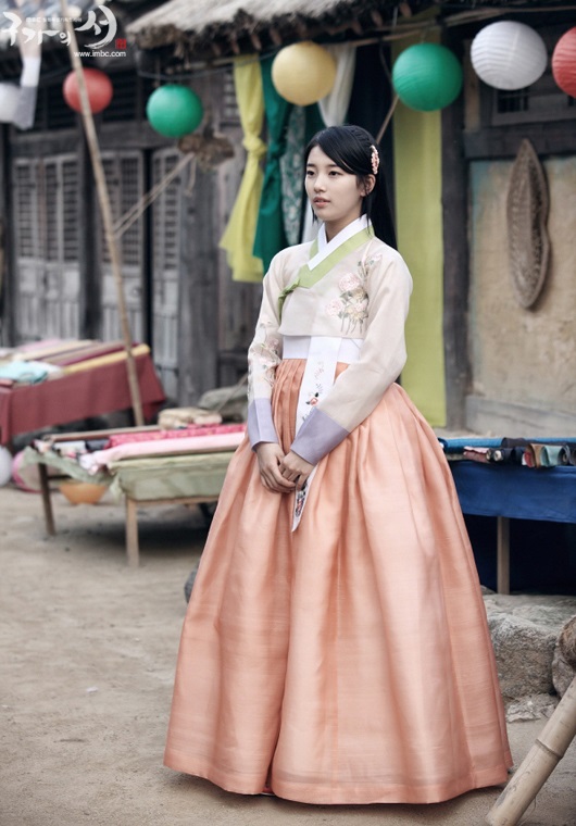 "Nữ hiệp" Suzy thẹn thùng diện hanbok 3