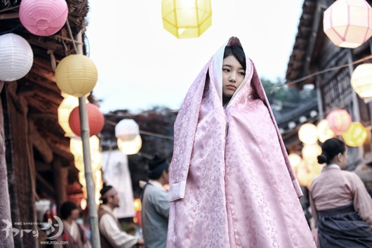 "Nữ hiệp" Suzy thẹn thùng diện hanbok 2