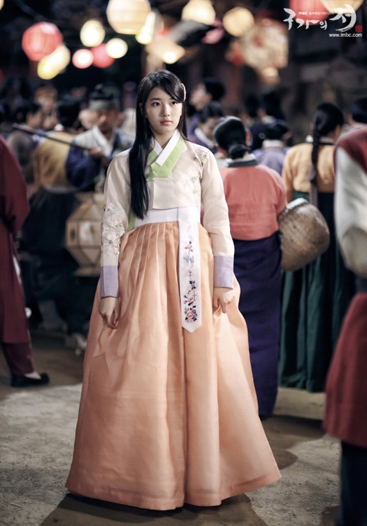 "Nữ hiệp" Suzy thẹn thùng diện hanbok 4