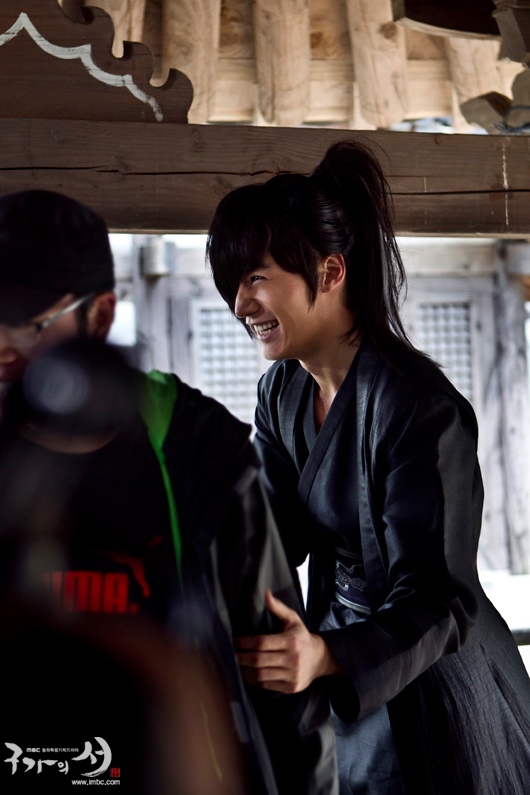 Thần thú "Gu Family Book" không thể ăn vì móng tay quá dài 8