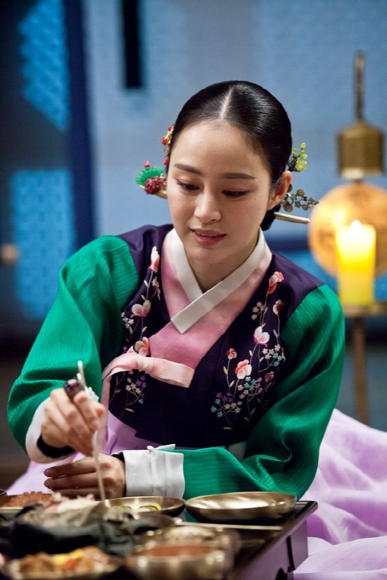 Giá "trên trời" cho trang phục của Kim Tae Hee 1