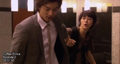 Cảnh nắm cổ tay lôi đi trong phim Hàn: Lãng mạn hay bạo lực?  10