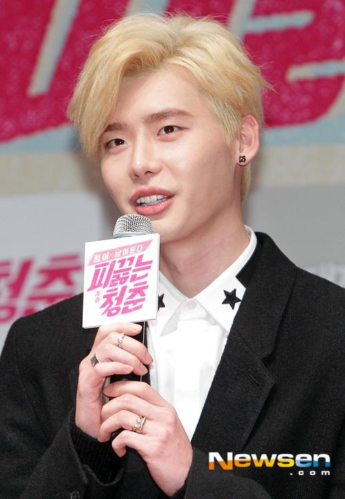 Lee Jong Suk: "Tôi không thân với Park Bo Young lắm" 5