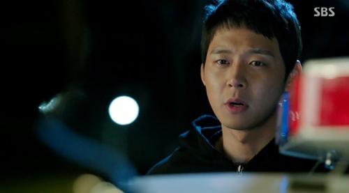 Tae Kyung (Yoochun) chống lại hàng chục cảnh vệ 6