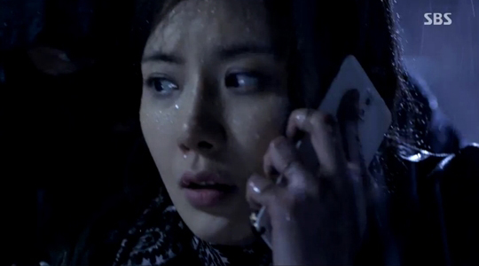 Mẹ trẻ Soo Hyun (Lee Bo Young) bị kẻ sát nhân tấn công 4