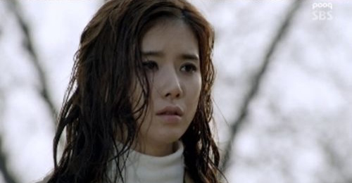 Mẹ trẻ Soo Hyun (Lee Bo Young) bị kẻ sát nhân tấn công 6