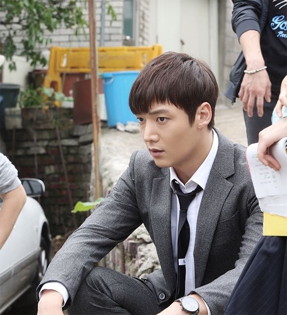 Choi Jin Hyuk ăn vận lịch l&atilde;m, bắt người đẹp chạy bộ thục mạng  5