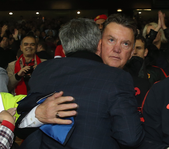 Bỏ qua vẻ lạnh lùng, Mourinho ôm chầm lấy thầy cũ Louis Van Gaal 6