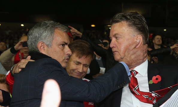 Bỏ qua vẻ lạnh l&ugrave;ng, Mourinho &ocirc;m chầm lấy thầy cũ Louis Van Gaal 7