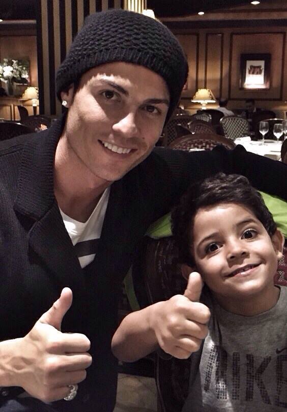 Ronaldo rủ con trai cưng đi ăn tối mừng kỷ lục Euro 2