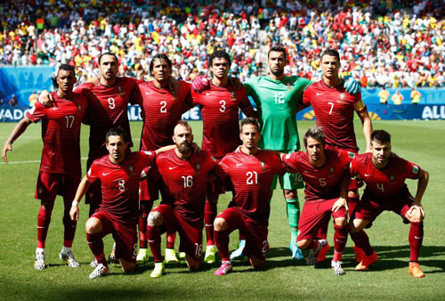 Ronaldo lại bị "bắt quả tang" cố t&igrave;nh kiễng ch&acirc;n để ăn gian chiều cao 11