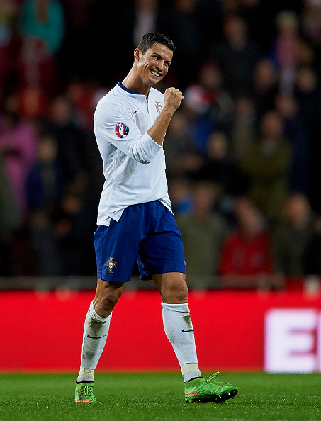 Ronaldo rủ con trai cưng đi ăn tối mừng kỷ lục Euro 1