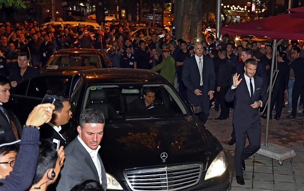 Cận cảnh vẻ quyến rũ chết người của David Beckham khi đi dự tiệc tại H&agrave; Nội 9