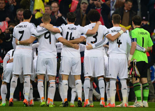 Ronaldo lại bị "bắt quả tang" cố t&igrave;nh kiễng ch&acirc;n để ăn gian chiều cao 8