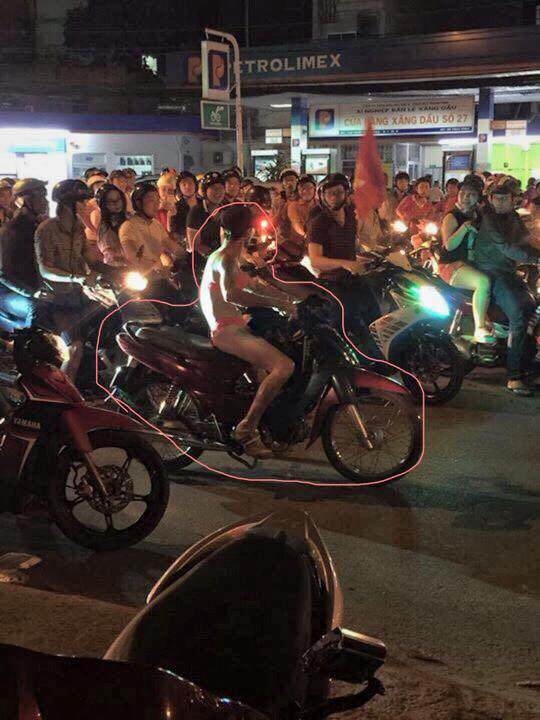Phát hoảng với cảnh fan cuồng chặn đầu xe tải trên đường phố Sài Gòn 7