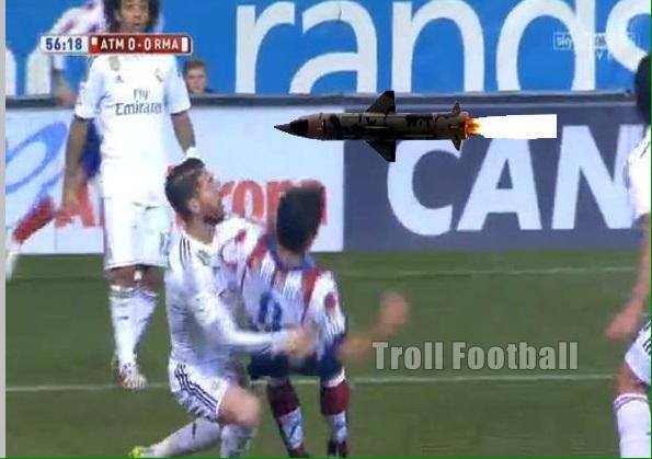 Ảnh chế: Real Madrid bị thổi penalty vì Ramos xả thân cứu đối thủ thoát chết 1