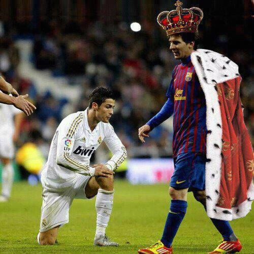 Ảnh chế: Ronaldo "quỳ gối" trước "vua kỷ lục" Messi 1