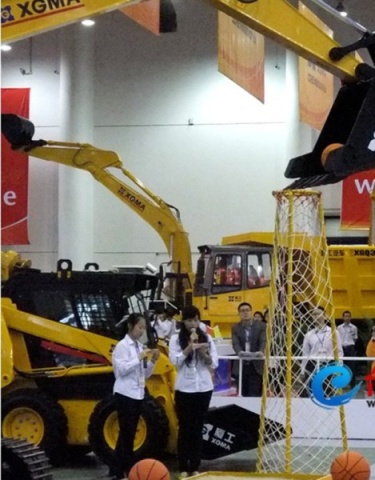 “Dân chơi” dùng máy xúc để đá bóng và chơi bóng rổ 12