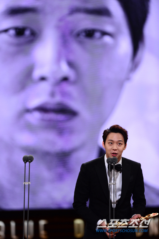 Vượt mặt nhiều tên tuổi, Park Yoo Chun lên ngôi tại Rồng Xanh 2014 2