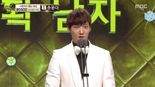 Jang Nara cùng "người tình màn ảnh" bội thu tại MBC Drama Awards 2014 4
