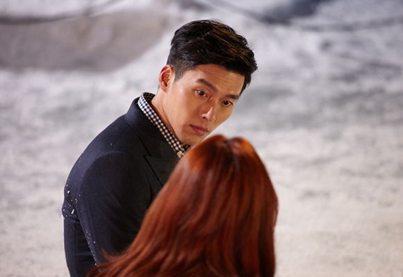 “Hyde, Jekyll, I”: Hyun Bin tập yoga trong trang phục nổi bần bật 4