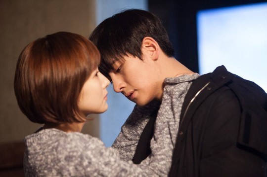 Ji Chang Wook tình tứ khoác áo cho Park Min Young 2