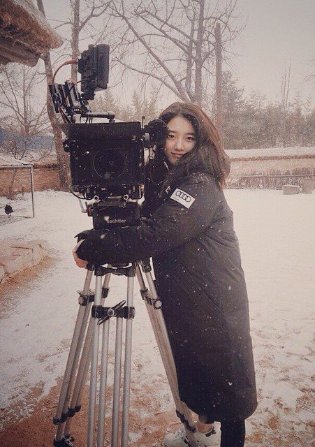 Suzy đẹp không tì vết trên phim trường đầy tuyết 4
