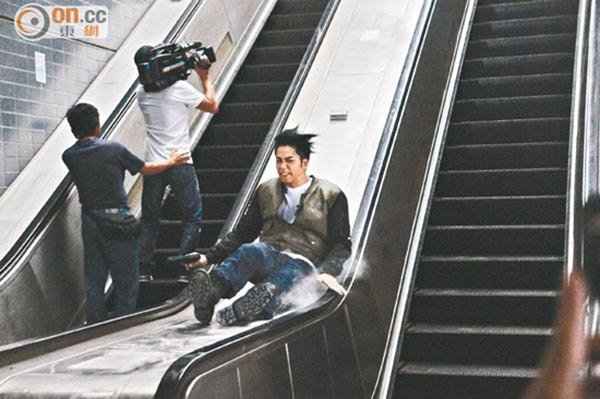 Tài tử TVB diễn cảnh hành động "sung" đến rách quần 1