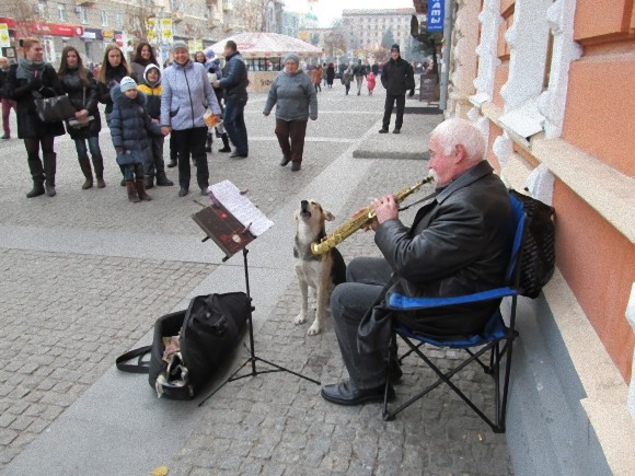 cau-chuyen-ve-ong-gia-choi-saxophone-tren-pho-va-chu-cho-tra-on-bang-giong-hat.jpg