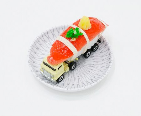 Xe tải t&iacute; hon chở sushi si&ecirc;u dễ thương 1