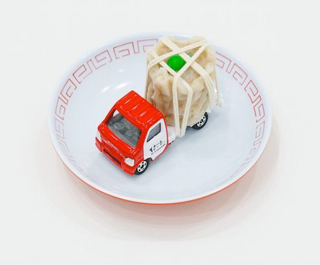 Xe tải t&iacute; hon chở sushi si&ecirc;u dễ thương 4