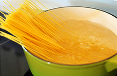 spaghetti-tom-thom-ngon-cho-bua-toi-lang-man