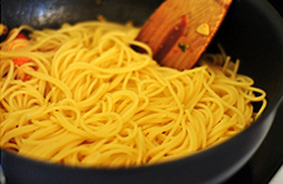 spaghetti-tom-thom-ngon-cho-bua-toi-lang-man