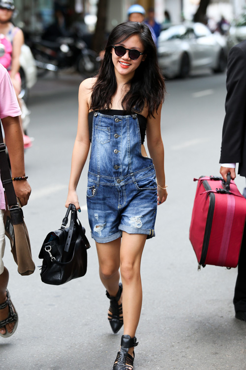 "Update" xu hướng mix áo lửng và Dungarees như Văn Mai Hương 1