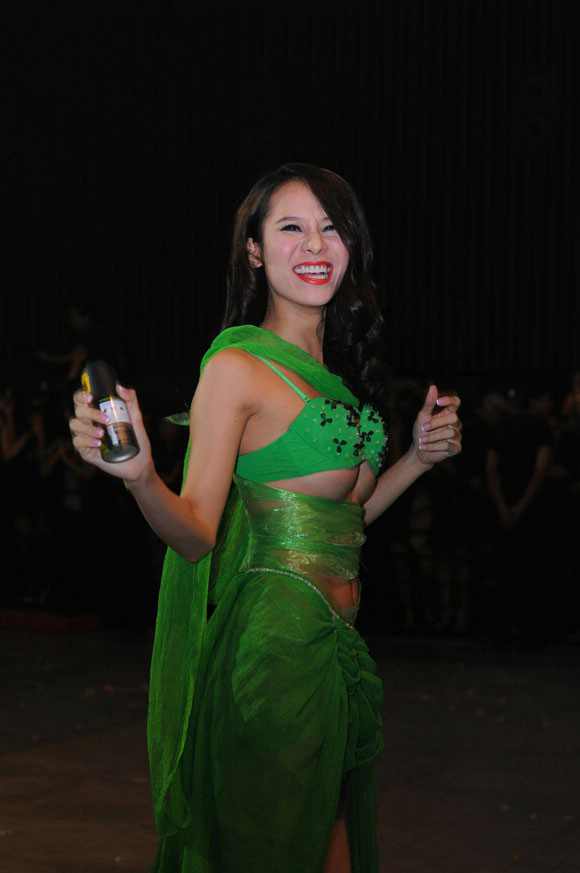 Những trang phục trình diễn gây "tiếng vang" để đời cho sao Việt 16