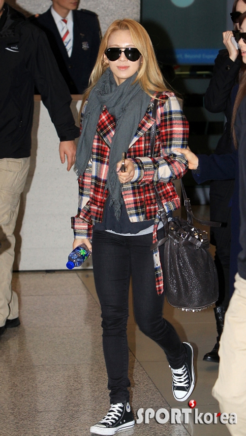 Mix đồ casual mà cá tính, mạnh mẽ như Hyoyeon (SNSD) 39