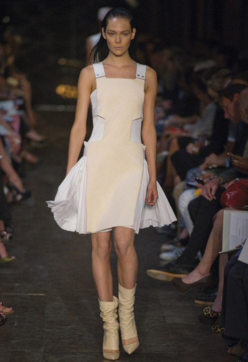 Váy Pinafore - Xu Hướng Cổ Điển Dành Cho Mùa Xuân Mới