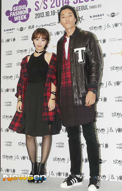 D&agrave;n Idol H&agrave;n "đọ" style tr&ecirc;n thảm đỏ Seoul Fashion Week 23