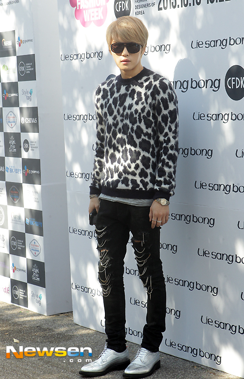 D&agrave;n Idol H&agrave;n "đọ" style tr&ecirc;n thảm đỏ Seoul Fashion Week 16