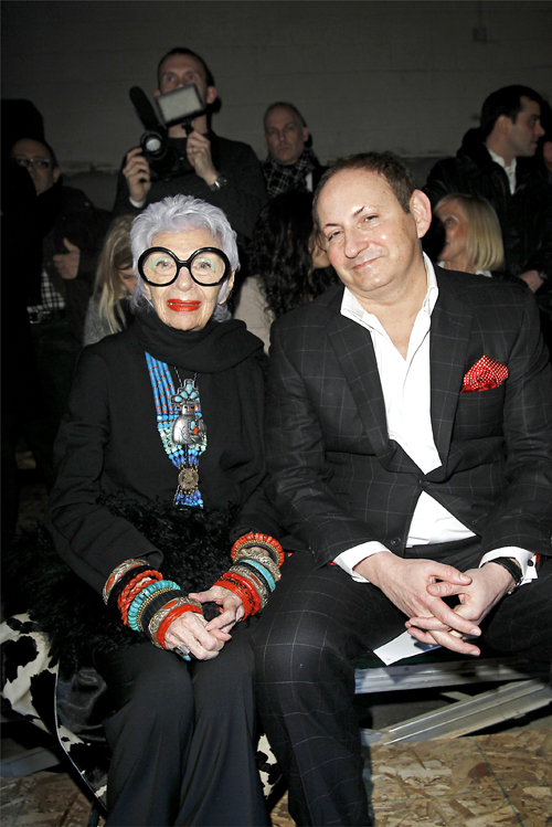 Iris Apfel - fashion icon 91 tuổi ưa "cưa sừng làm nghé" 11