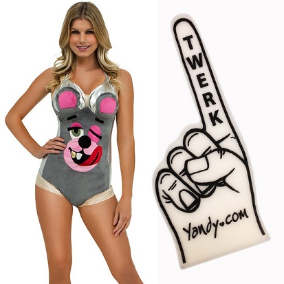 "Ch&aacute;y h&agrave;ng" đồ Halloween ăn theo trang phục tai tiếng của Miley 6
