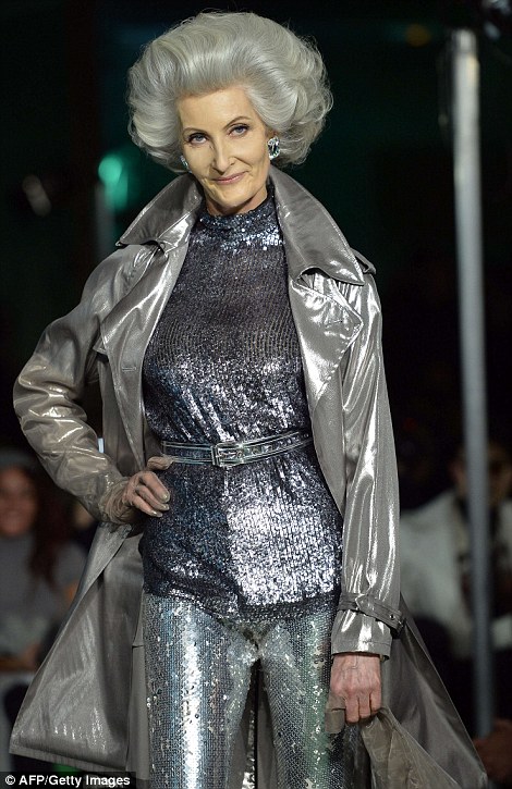 Mẫu già, mẫu nhí cùng "đổ bộ" lên sàn diễn của Jean Paul Gaultier 2