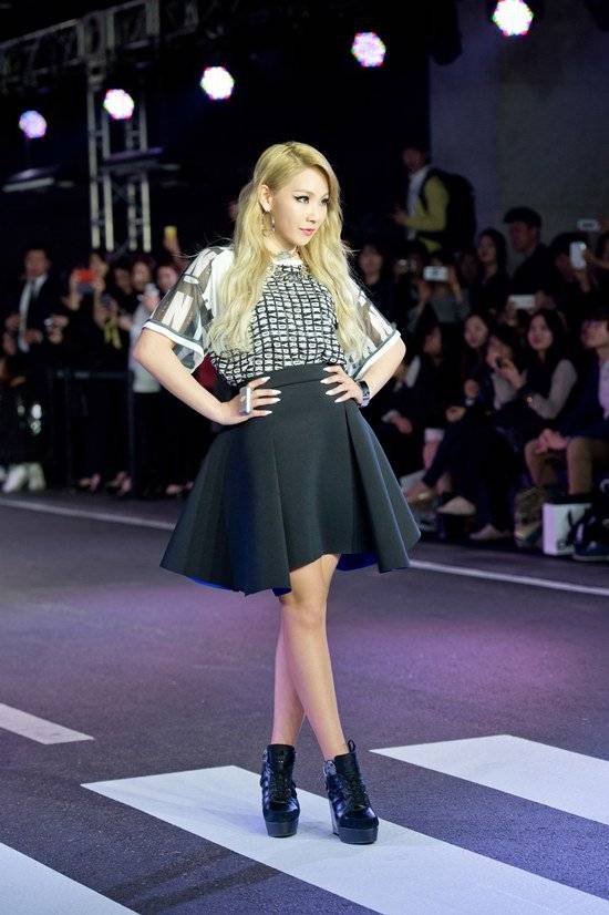 CL (2NE1) bạo dạn làm vedette trong show diễn của DKNY 1