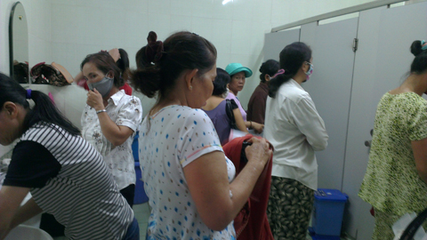 Nhắm mắt, rùng mình vào nhà vệ sinh bệnh viện 1