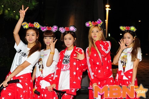 Crayon Pop tháo mũ bảo hiểm, đội bảng tên trên đầu 2