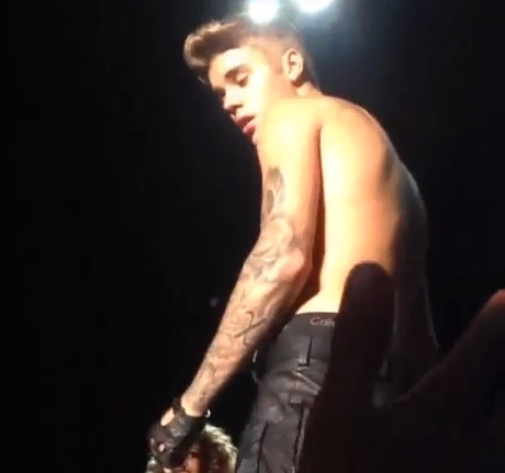 Justin Bieber nổi đ&oacute;a v&igrave; bị fan... n&eacute;m bay mic 4